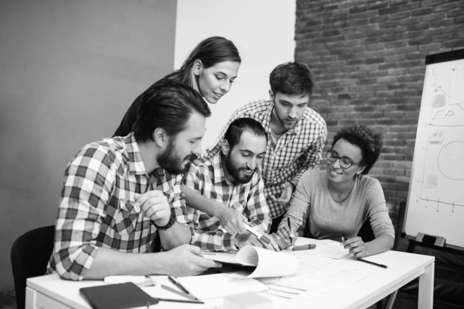 Geschäftsmann analysiert Finanzcharts und Markttrends